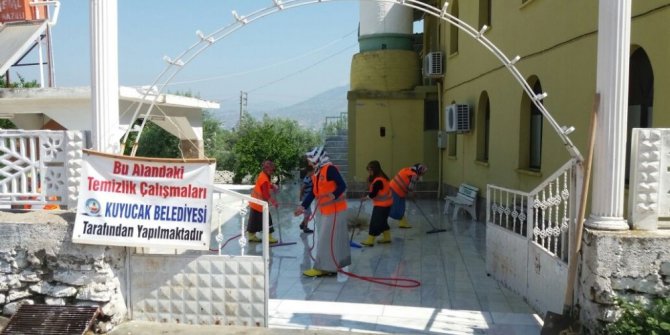 Kuyucak Belediyesi camileri bayrama hazırlıyor