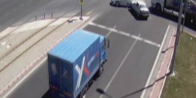 Geçiş üstünlüğüne uymayan sürücüler kazaya neden oldu