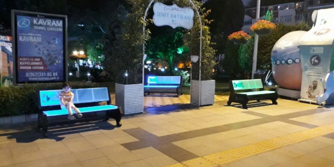 İzmitliler ışıklı banklara oturacak