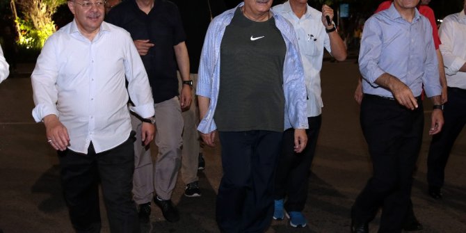 Başbakan Yıldırım, Vietnam sokaklarında yürüyüş yaptı