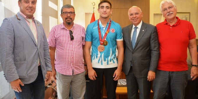 Başkan Eşkinat şampiyonu ağırladı