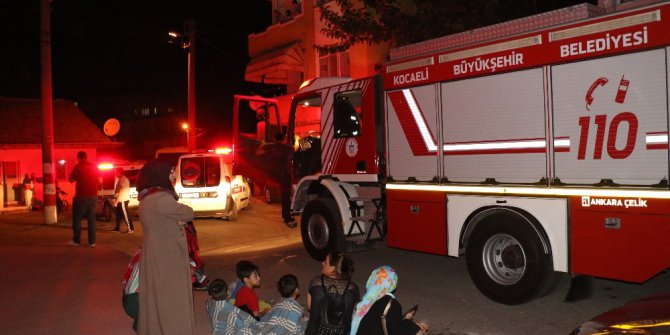 Apartmanda çıkan yangın, vatandaşları sokağa döktü