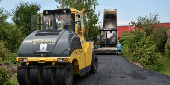 Kartepe’de yollar asfaltlanmaya devam ediyor