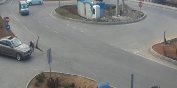 Otomobilin çarptığı genç kız havaya uçtu