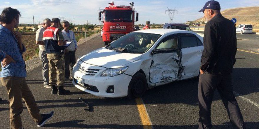 Elazığ’da Otomobil İle Kamyonet Çarpıştı: 3 Yaralı