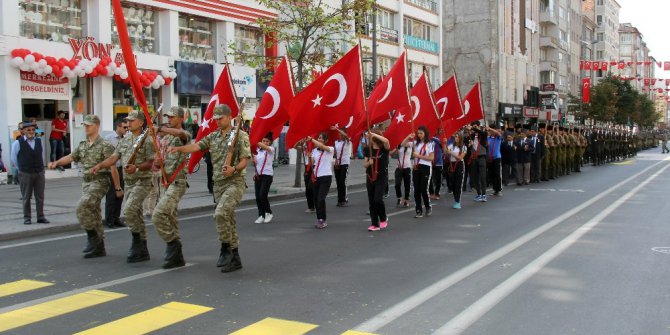 30 Ağustos provası dosta güven düşmana korku saldı