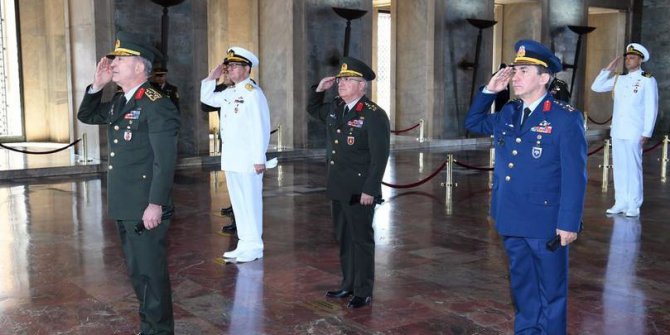 Genelkurmay Başkanı Akar, yeni Kuvvet Komutanları ile Anıtkabir’i ziyaret etti