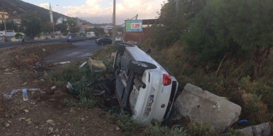 Söke’de Yenidoğan Kavşağında Otomobil Yan Yattı