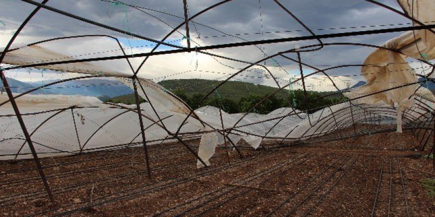 Kumluca’da Rüzgar Seralara Zarar Verdi