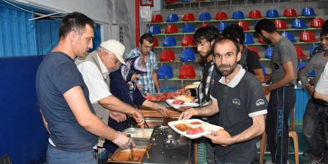 Tosya’da yakalan göçmenler Spor salonunda tutuluyor
