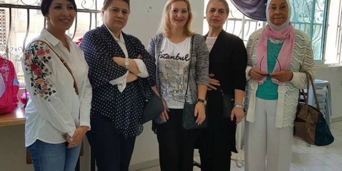 Türk kadınlar, Ürdün’deki kimsesiz öğrenciler için okul çantası dağıttı