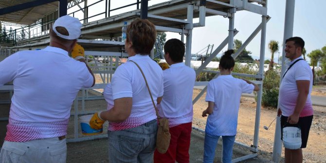 Gönüllü yabancı öğrenciler Muğla’da stadı boyadı