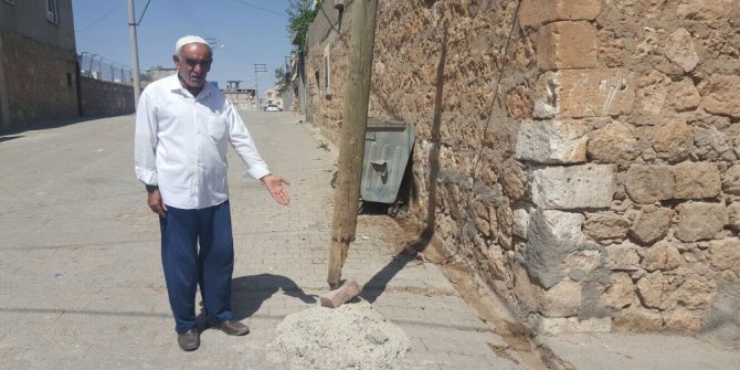 Midyat’ta telefon direği tehlike saçıyor