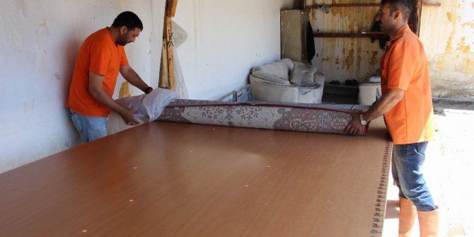 Halı ve otomobil yıkayarak sosyal hayata hazırlanıyorlar