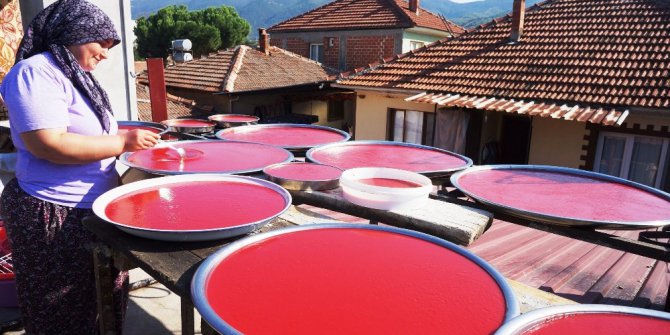 Sarıgöllü kadınların salça telaşı