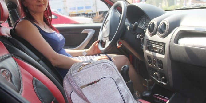 Parasını düşüren kadın, kırmızı aracı sayesinde bulundu