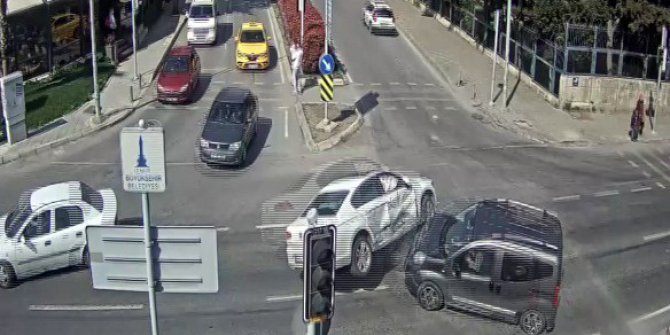 İzmir’de kaza anları MOBESE kamerasına yansıdı