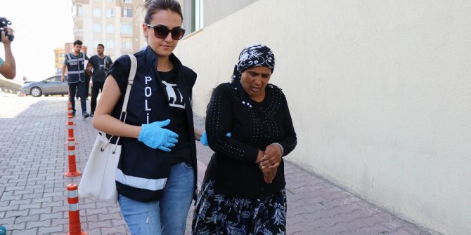 Uyuşturucu operasyonunda gözaltına alınan anne ve oğul adliyeye sevk edildi