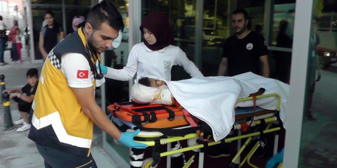 Lastiği patlayan kamyonet devrildi: 1 yaralı