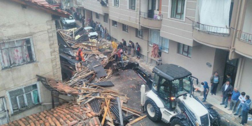 Fırtına Çatıları Uçurdu, Ağaçları Devirdi