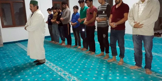 Cep telefonu ışığıyla namaz kılan cemaat elektriğe kavuştu