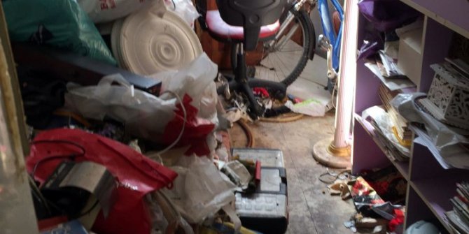 İzmit’teki bir evden 2 kamyon dolusu atık çıktı