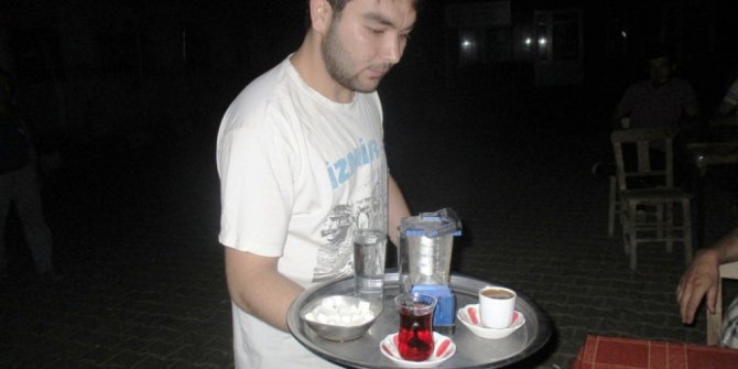 Mum ışığında çay içen vatandaşların ‘elektrik sıkıntısı’