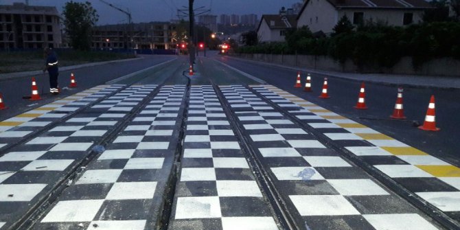 Tramvay kavşaklarına uyarı sembolleri yerleştiriliyor