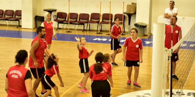 Muratpaşa’nın yaz spor okullarında anne babalar, çocuklarına rakip oldu