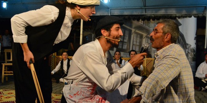 İlçelerde tiyatro keyfi devam ediyor