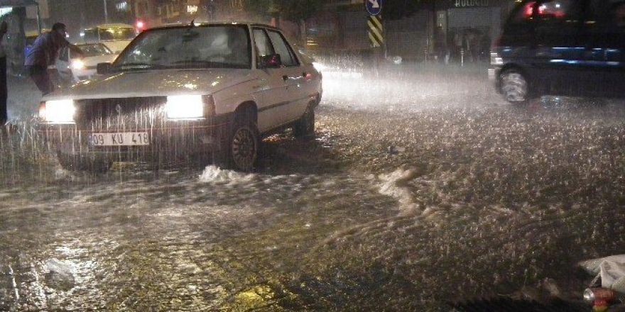 Aydın’da Sağanak Yağış Trafiği Dururdu