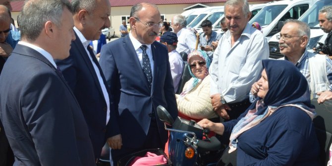 25 engelliye akülü araba