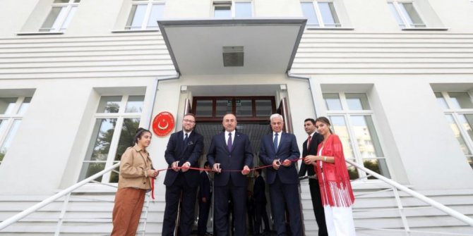 Bakan Çavuşoğlu, Varşova Büyükelçiliğinin yeni binasının açılışını yaptı