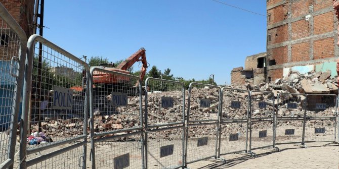 Yıkım çalışmasında göçük: 2 yaralı