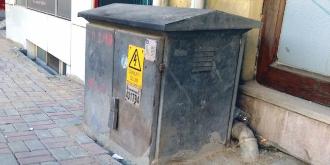 Kaldırımı yaptılar elektrik panosunu unuttular