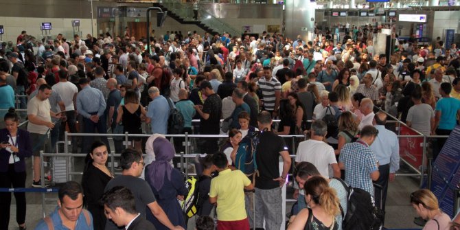 Atatürk Havalimanı’nda bayram yoğunluğu başladı