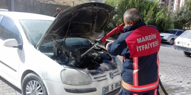 Mardin’de seyir halindeki araç alev aldı