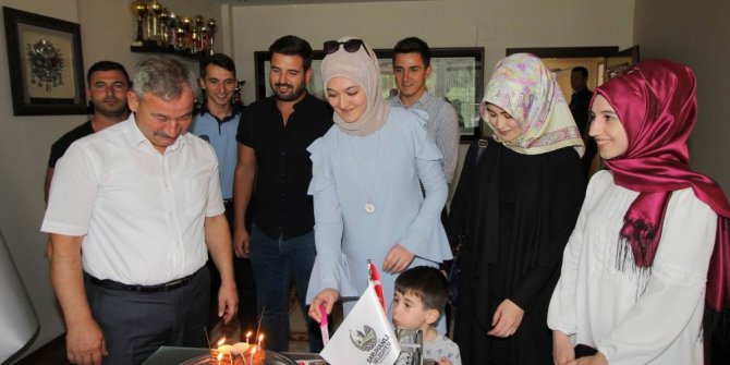 AK Parti’li gençlerden Başkan Yaralı’ya doğum günü sürprizi