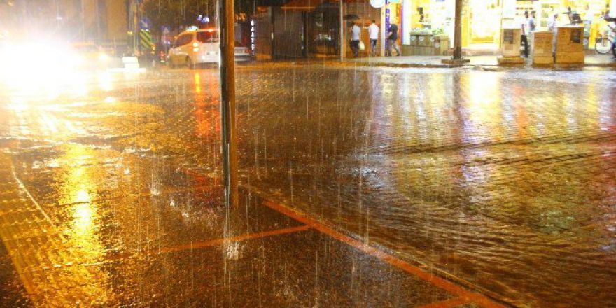 Aydın Yağmura Teslim Oldu, Cadde Ve Sokaklar Dereye Döndü