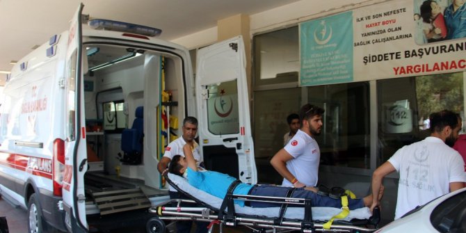 Motosiklet otomobile çarptı: 2 yaralı