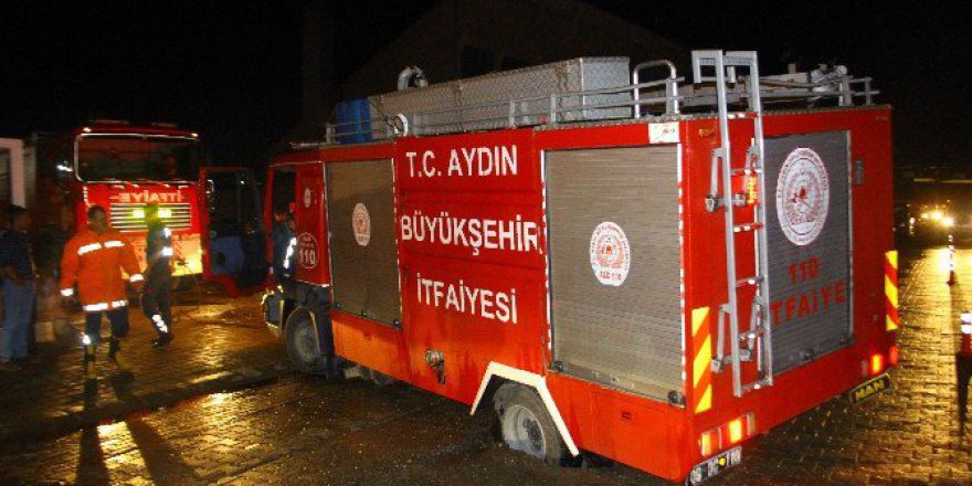 Yollar Çöktü, İtfaiye Ve Temizlik Kamyonu Yola Saplandı