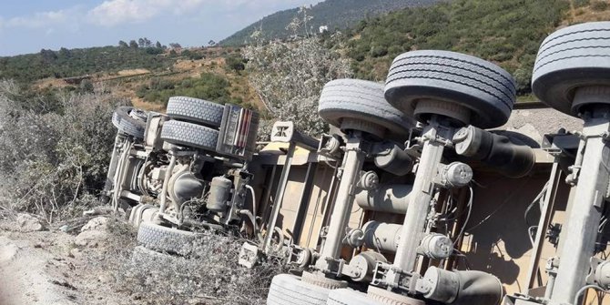 Mıcır taşıyan tır yan yattı: 1 yaralı