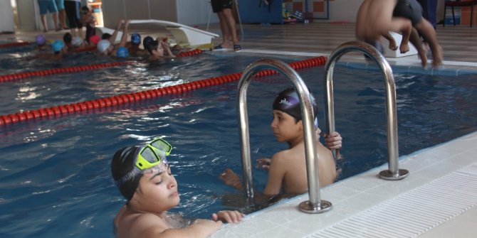 366 çocuk yüzme kursuyla serinliyor