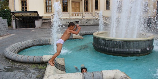 Suriyeli çocukların süs havuzundaki tehlikeli anları