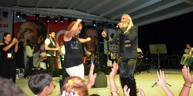 Tarık Mengüç hayranları dayanamayıp sahneye atladı