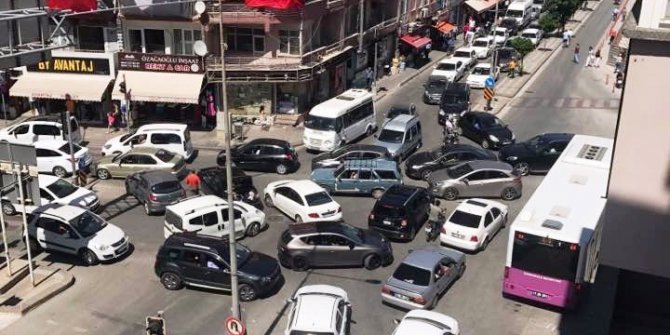 Tatilciler akın etti, trafik çilesi başladı