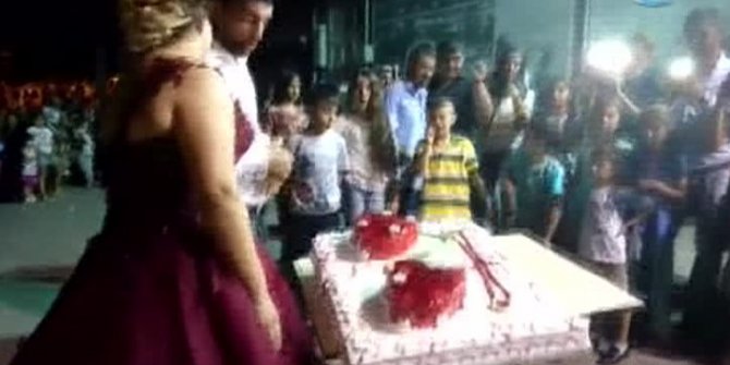 Çocuklar düğün pastasını devirdi