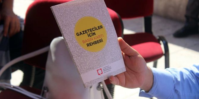 Gazetecilere ’Gazeteciler İçin Basın Kartı’ rehberi dağıtıldı