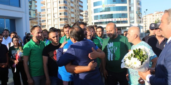 Bursaspor taraftarları ve Suriyeliler Emniyet Müdürünü Adana’ya uğurladı