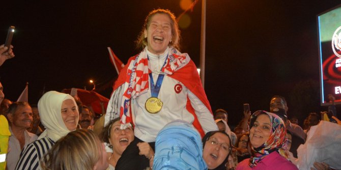 Kadınların omzunda mehter eşliğinde şehre girdi